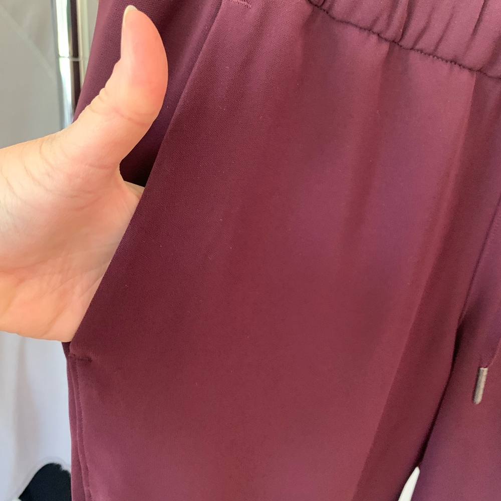 Lululemon Women’s jogger pants. Wine/Burgundy. Size 6 - Picture 6 of 7
